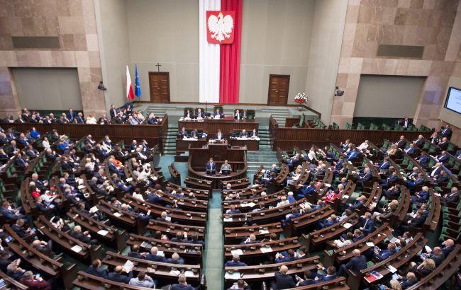 В Польше приняли закон о сносе коммунистических памятников