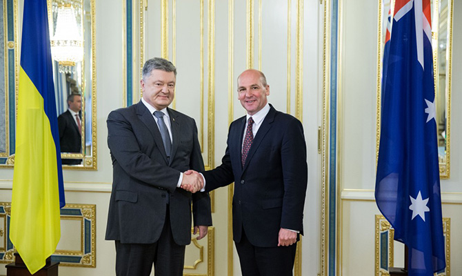 Президент Порошенко і голова Сенату Австралії відзначили ефективну діяльність в розслідуванні по МН17