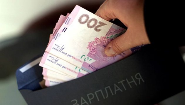 В Украине средняя зарплата в марте превысила 8000 грн