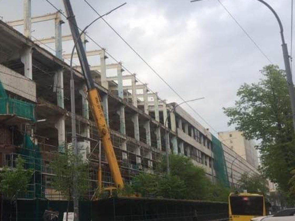У Києві почали демонтаж оборонного корпусу заводу «Арсенал»