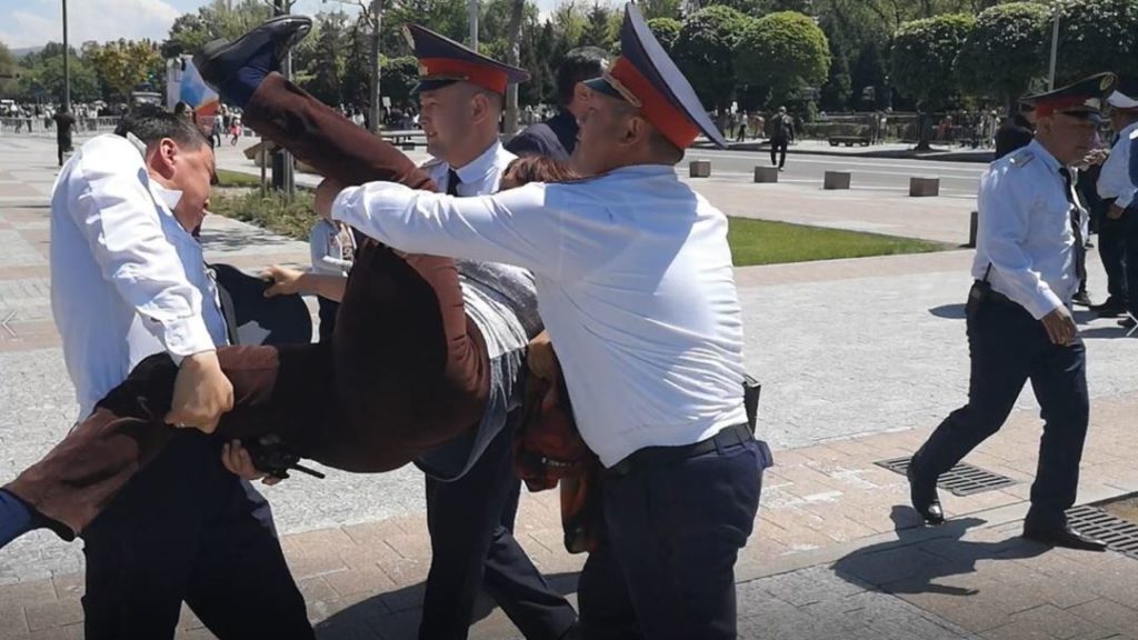 В Казахстане 9 мая заблокировали доступ к сайтам и соцсетям, задержаны активисты