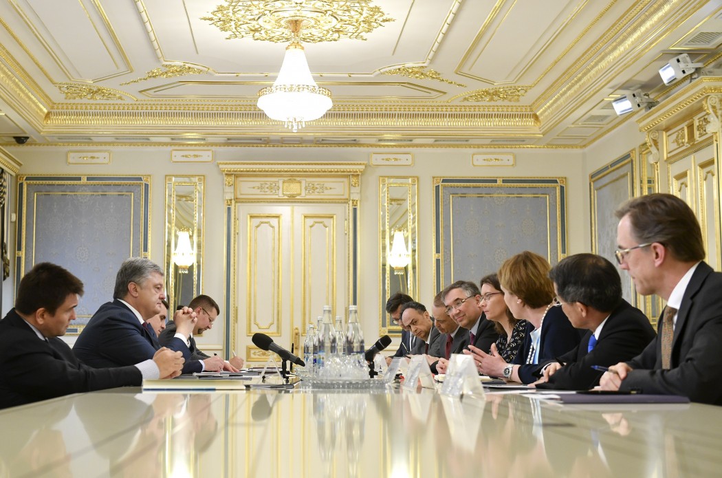 Посли країн «Великої сімки» закликали Порошенка плавно передати владу Зеленському