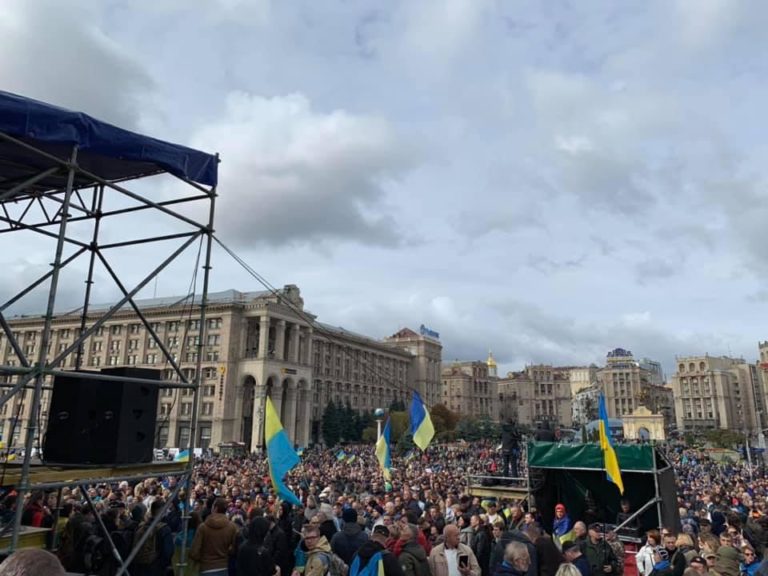 Несколько тысяч украинцев пришли на вече на Майдане Независимости