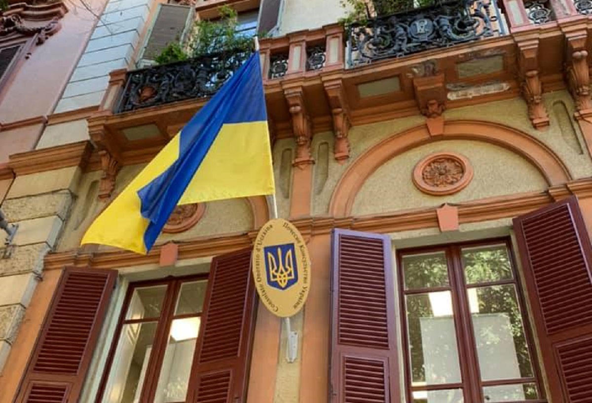 Украинские дипломатические учреждения прекращают прием граждан в связи с коронавирусом
