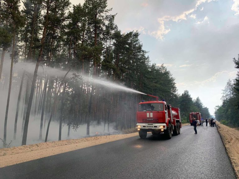 Масштабну лісову пожежу на Луганщині вдалося локалізувати. Загрози розповсюдження вогню немає – ДСНС Масштабну лісову пожежу на Луганщині вдалося локалізувати. Загрози розповсюдження вогню немає – ДСНС