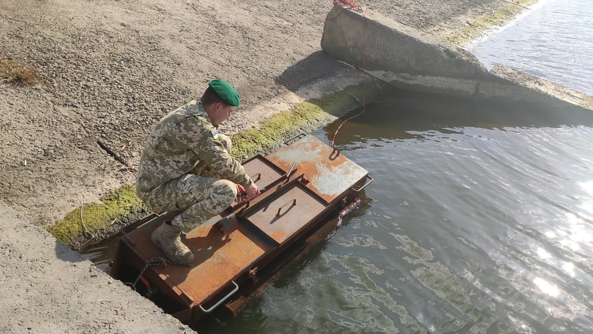 Підводний човен контрабандистів виявили прикордонники у водоймі Одещини (ВІДЕО) Підводний човен контрабандистів виявили прикордонники у водоймі Одещини (ВІДЕО)