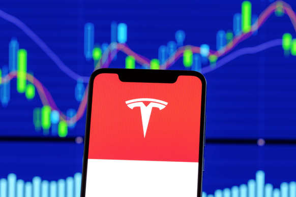 Негосударственные пенсионные фонды Украины начали покупать акции Apple, Tesla и Microsoft