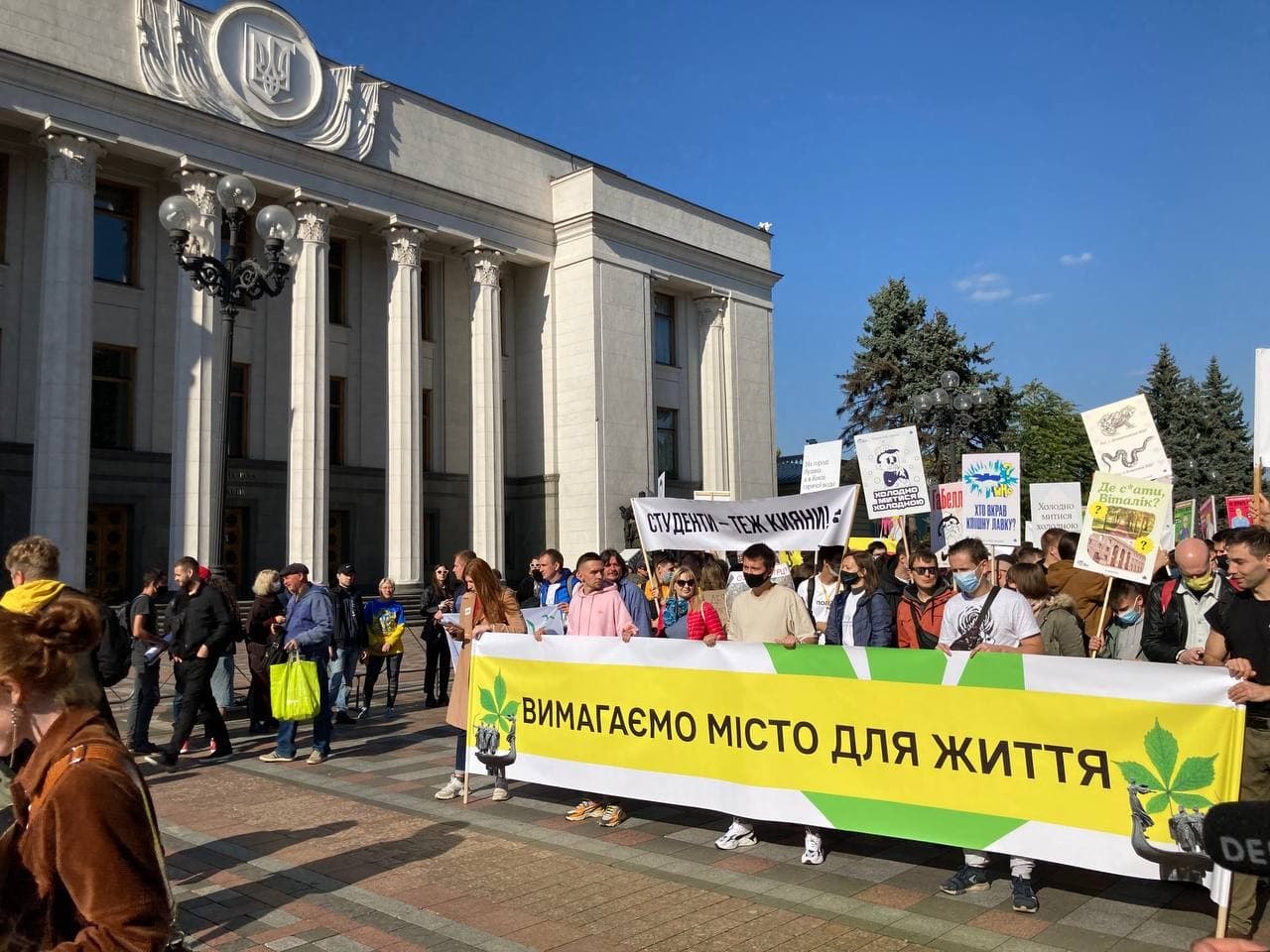 У столиці триває «Марш за Київ». Учасники вимагають реалізувати у місті близько 100 реформ