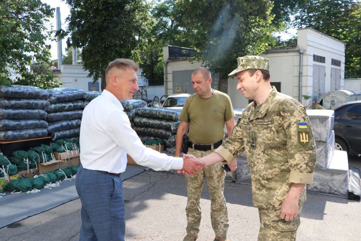 Українським захисникам передали тепловізори, приціли та інше польове майно