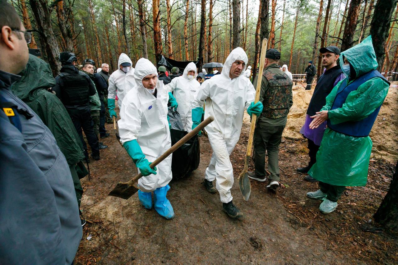 В Изюме обнаружили еще два массовых захоронения замученных украинцев
