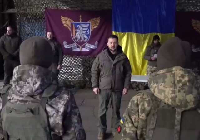 Президент України зустрівся з українськими захисниками на сході країни та вручив воїнам нагороди