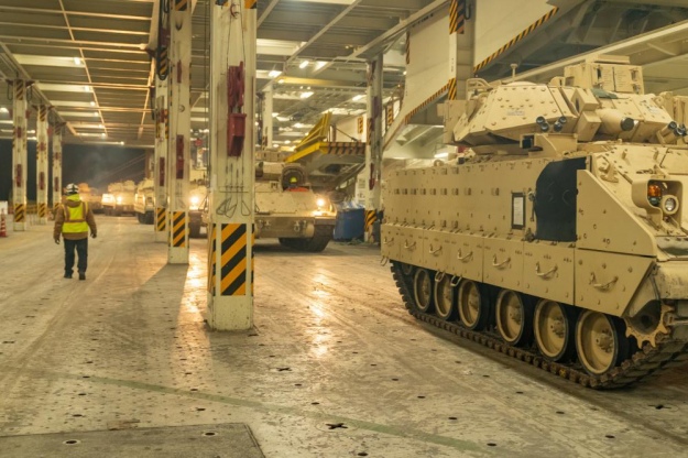 США відправили в Україну перші 60 БМП Bradley