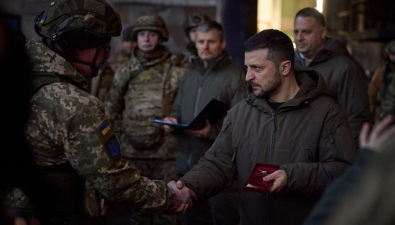 Владимир Зеленский побывал на передовых позициях в Донецкой области, провел совещание в Харьковской области, вручил защитникам государственные награды