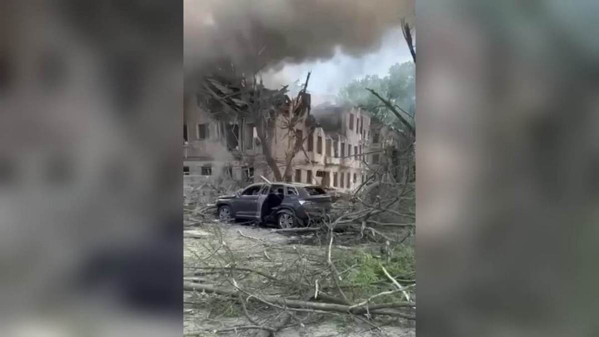 Наслідки ракетного удару по Дніпру. З-під завалів дістали ще одного загиблого