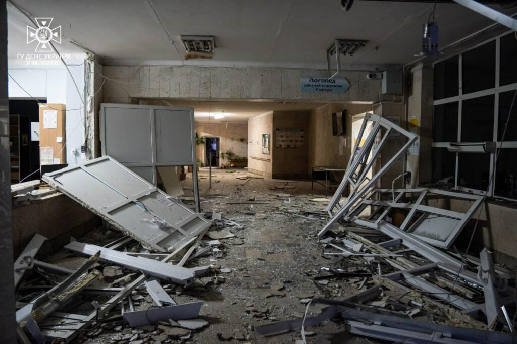 Ночной обстрел Киева. Полиция показала первые минуты на месте падения обломков