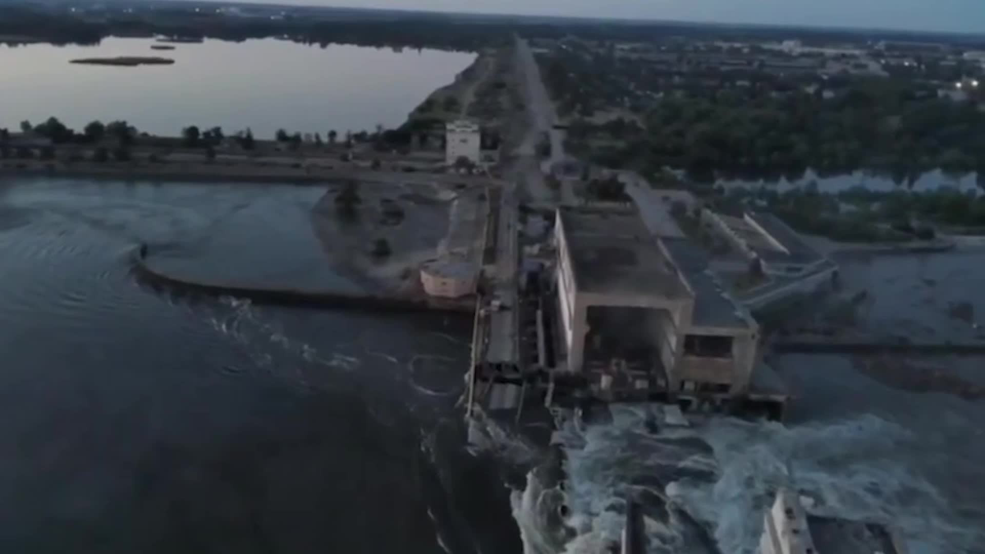 Наслідки підриву Каховської ГЕС: затоплені 32 об’єкти з хімікатами й нафтою, мастило рухається у Чорне море