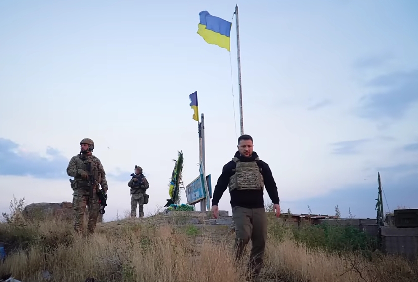 Владимир Зеленский посетил Змеиный и почтил украинских героев