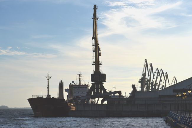 Украина объявила временные маршруты для торговых судов, следующих из ее портов