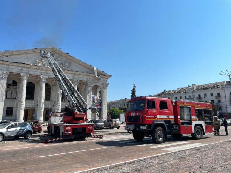 Ракетний обстріл Чернігова. Пошуково-рятувальна операція завершена, наслідок російського удару по місту — 136 постраждалих Ракетний обстріл Чернігова. Пошуково-рятувальна операція завершена, наслідок російського удару по місту — 136 постраждалих