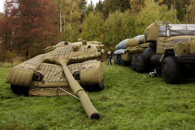 Україна активно підміняє свою військову техніку на полі бою підробленими муляжами – CNN