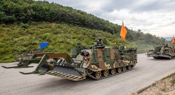 Південна Корея передасть Україні дві машини Rhino для розмінування