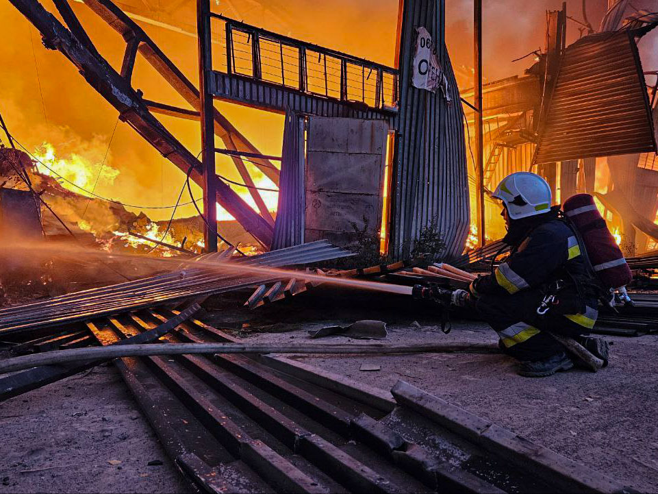 Удар росіян по складу у Львові знищив 300 тонн гуманітарної допомоги