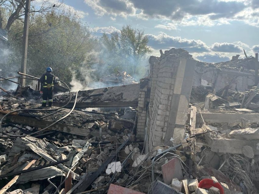 Зеленський – показово жорстокий російський злочин. Росіяни вдарили ракетою по Харківщині: відомо про 48 загиблих