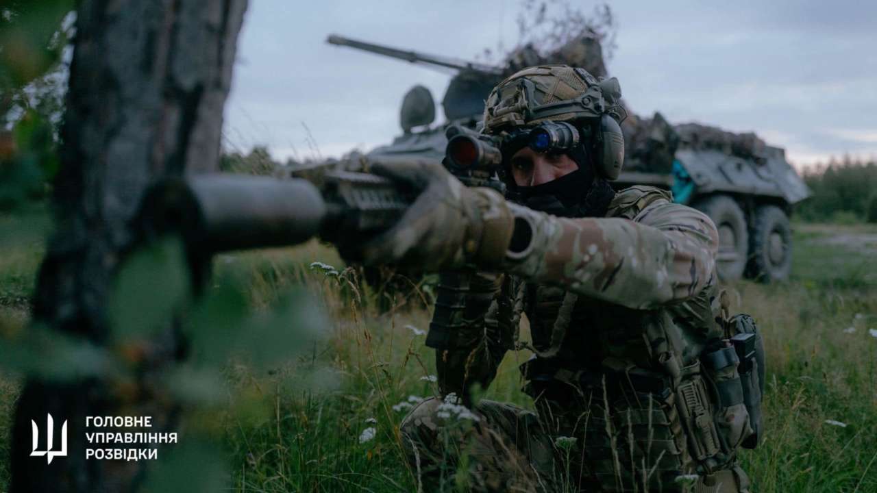Під час ворожого штурму розвідники ГУР знищили російський танк (ВІДЕО)
