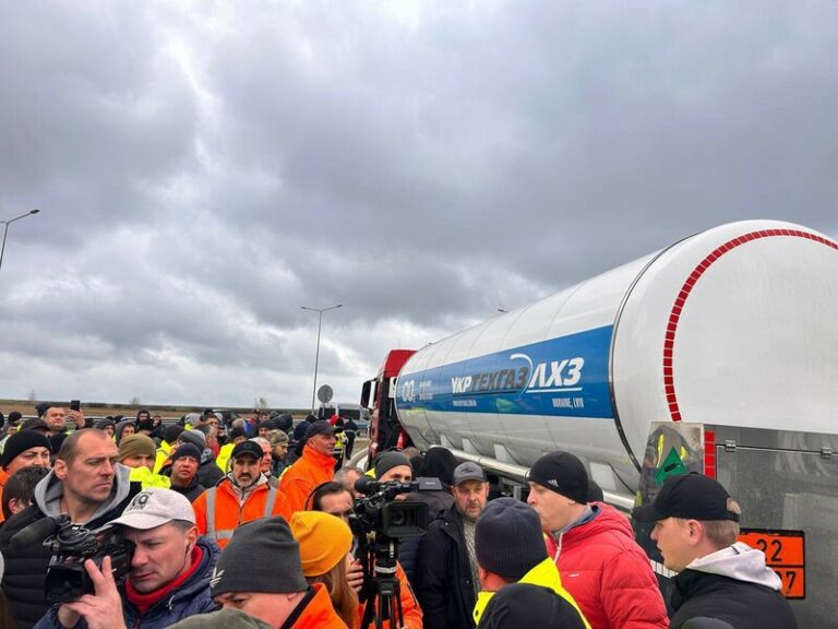 Польские митингующие перевозчики не пропускают в Украину топливные цистерны и грузовики с гуманитарной помощью — заместитель министра инфраструктуры Польские митингующие перевозчики не пропускают в Украину топливные цистерны и грузовики с гуманитарной помощью — заместитель министра инфраструктуры