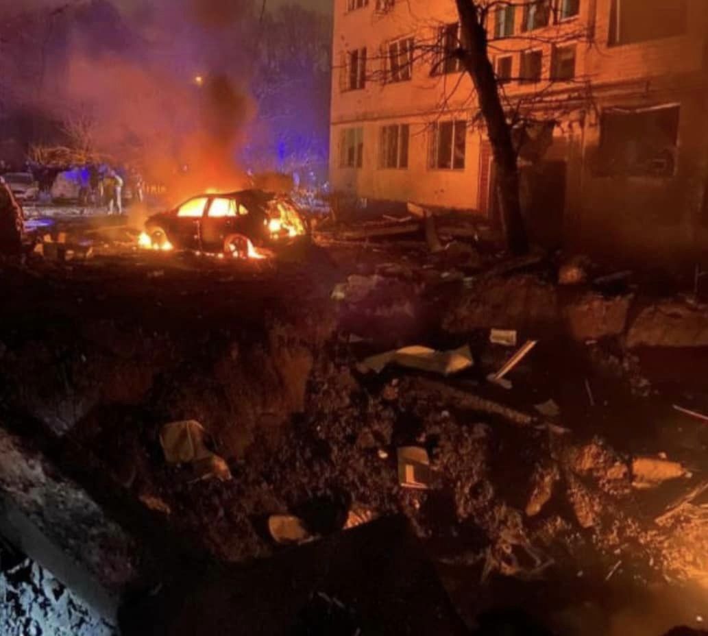 Ракетний удар по Києву. РФ била С-400 та Іскандерами. МВС оприлюднило фото та відео наслідків (ВІДЕО)