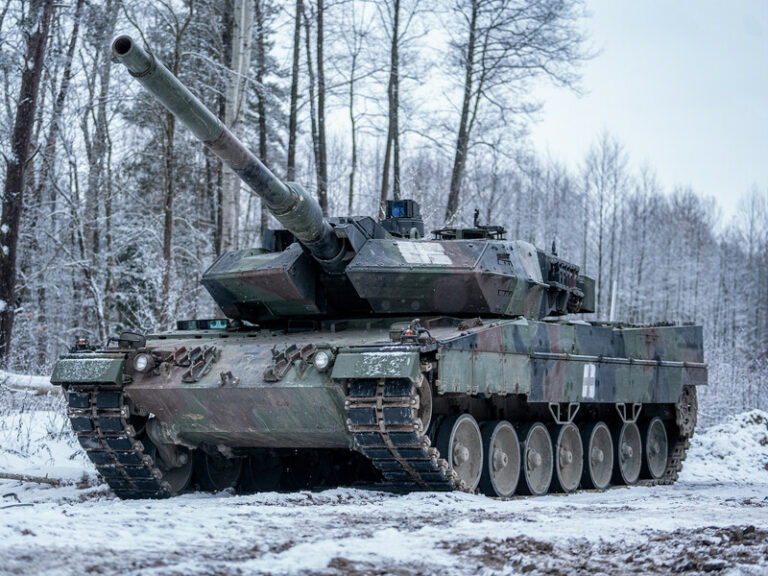 У Литві відремонтували перші танки Leopard 2, пошкоджені під час війни в Україні. Незабаром їх повернуть на фронт У Литві відремонтували перші танки Leopard 2, пошкоджені під час війни в Україні. Незабаром їх повернуть на фронт