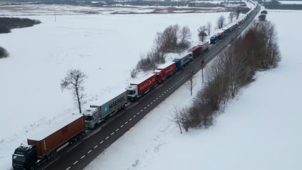 Страйк перевізників: у чергах на в’їзд в Україну майже 4 000 вантажівок