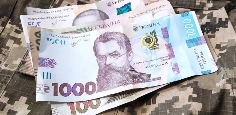Названы зарплаты украинских военнослужащих по должностям