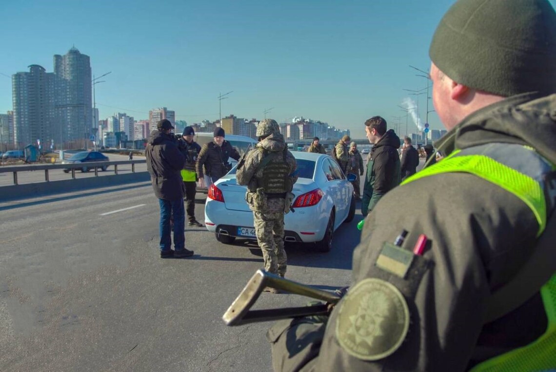 Блокпостів на Київщині побільшає: буде посилено контрдиверсійні та безпекові заходи. Також перевірятимуть місця скупчення людей