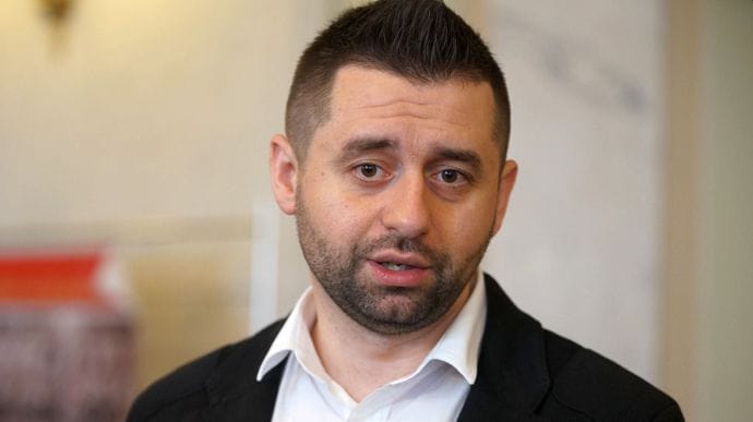 Есть уже 17 заявлений на сложение мандата: Арахамия заявил о кризисе в украинском парламенте