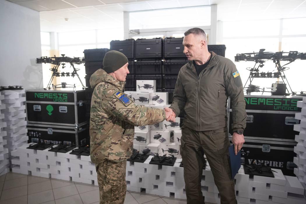 Майже 500 БПЛА різних типів, закуплених за кошти столиці, вирушили на Донбас у 112 бригаду ТрО Києва, – Віталій Кличко
