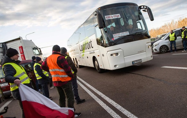 На кордоні польська поліція та протестувальники зупиняють автобуси: у Кабміні відреагували