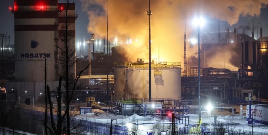 Удари БПЛА по російських НПЗ стали новим етапом війни — Bloomberg Удари БПЛА по російських НПЗ стали новим етапом війни — Bloomberg