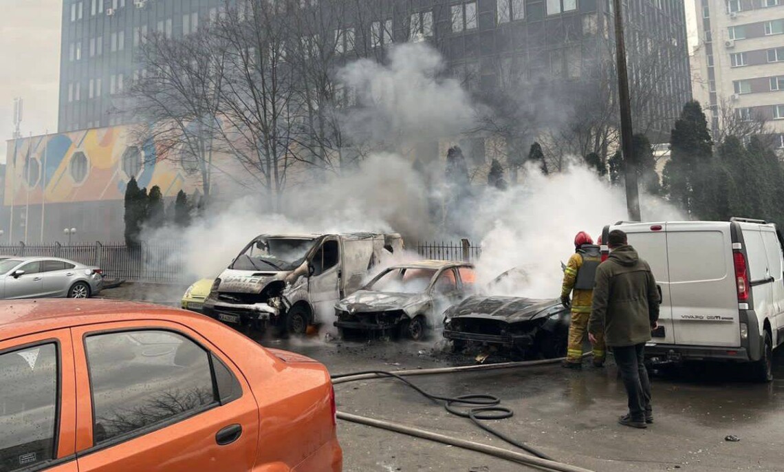 Вибухи над Києвом. Зафіксовано падіння уламків російських ракет в кількох районах, є постраждалі Вибухи над Києвом. Зафіксовано падіння уламків російських ракет в кількох районах, є постраждалі