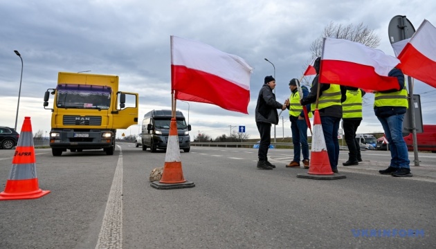Польські фермери блокують рух вантажівок у двох пунктах пропуску на кордоні з Україною