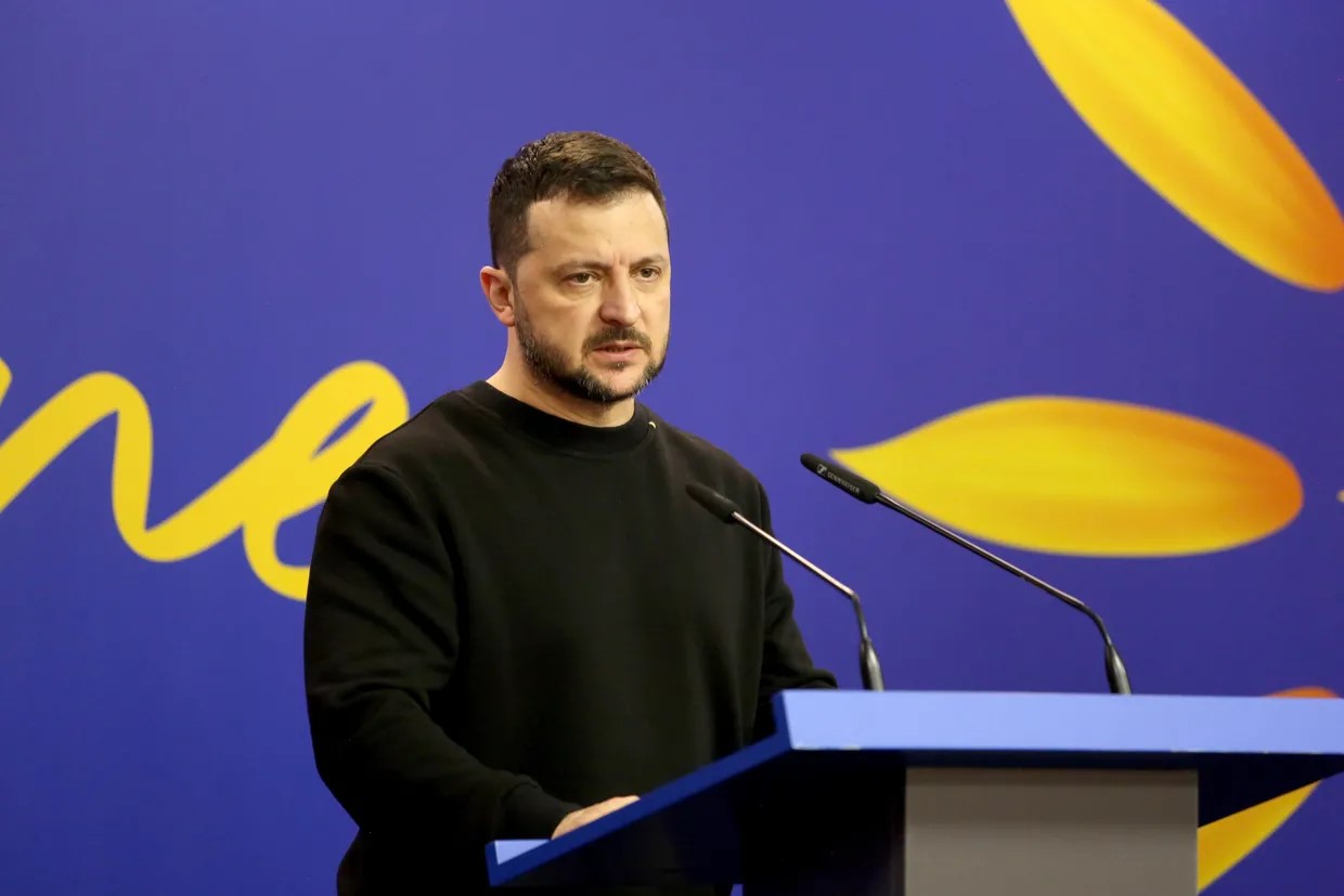 Фронт, зброя, кадрові ротації та мир. Головні заяви із зустрічі Зеленського зі ЗМІ