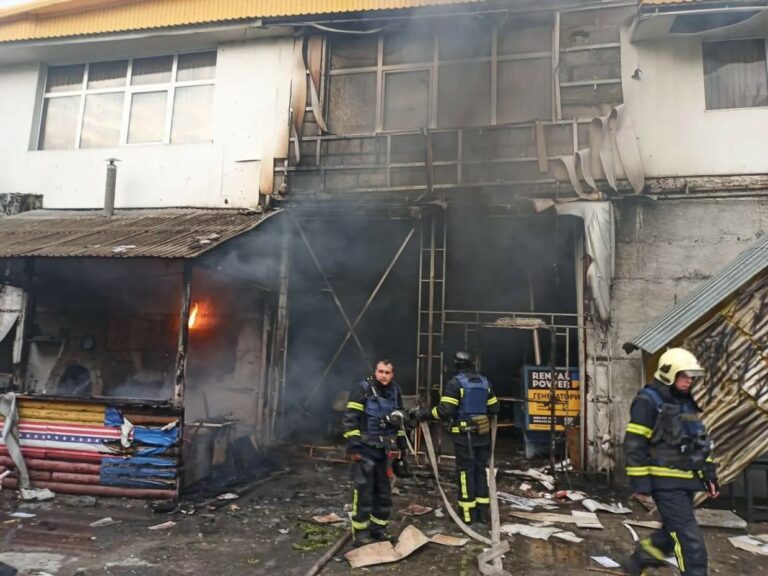 Нічна атака на Київ: уламками збитої ракети пошкоджено СТО та електромережі (ФОТО)
