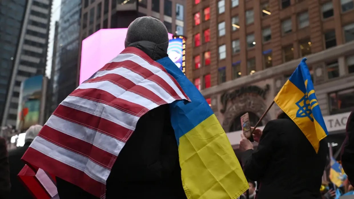 Посольство США попередило, що чоловіки з подвійним громадянством більше не зможуть виїхати з України. Речник ДПСУ пояснив причини заборони