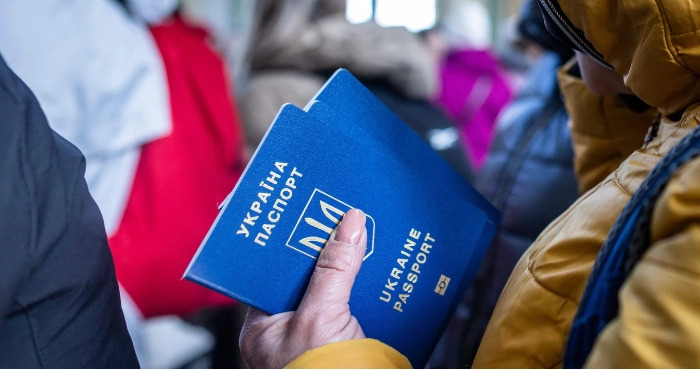 Совет ЕС продлил временную защиту украинцев до марта 2026 года