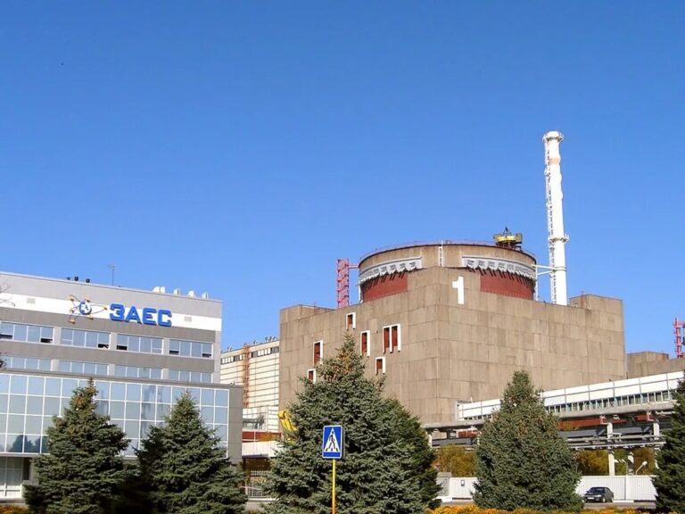Запорізька АЕС на межі блекауту. РФ атакувала підстанцію і знеструмила лінію живлення