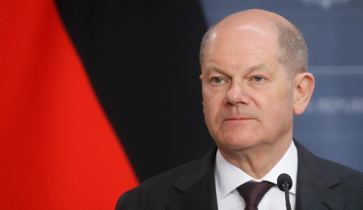 Шольц у телефонній розмові з Путіним закликав його вивести війська рф з України та сісти за стіл переговорів