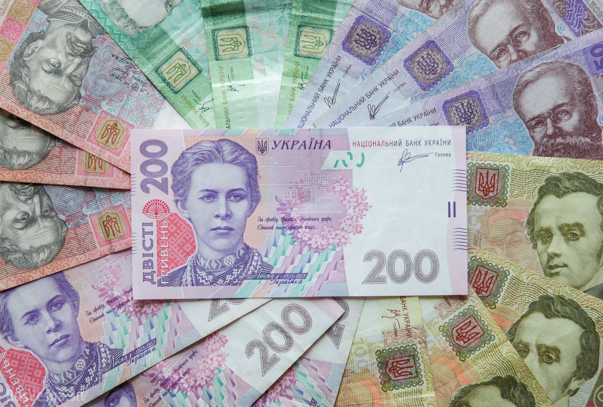 В Україні почнуть виводити з обігу банкноти 50 і 200 грн старого зразка