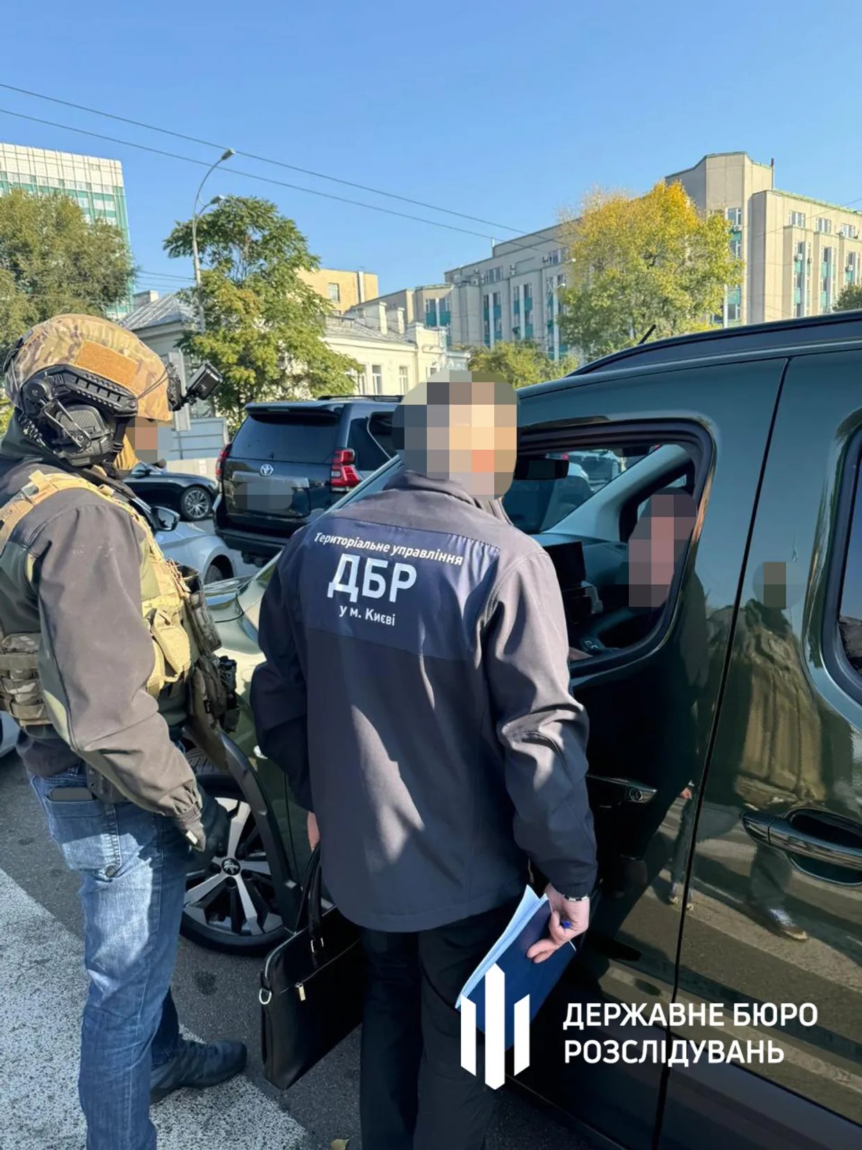 Понад $1,2 млн готівкою та елітний автопарк. У ТЦК в Києві викрили схему для ухилянтів (ФОТО)