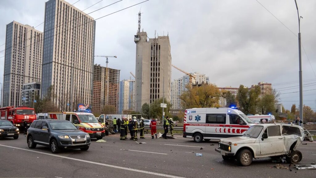 У Києві зіткнулися два легкових авто, автобус та вантажівка: є загиблий і травмовані (ФОТО)