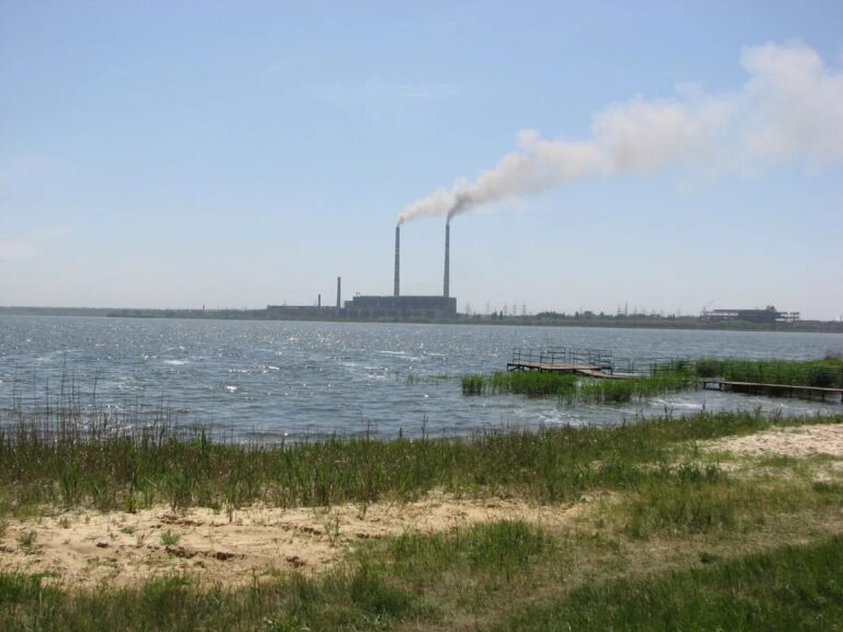 Росіяни пошкодили дамбу Курахівського водосховища на Донеччині, вода підступає до населених пунктів